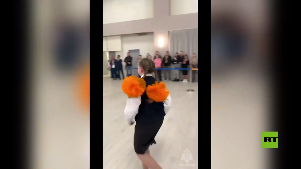 شاهد بالفيديو.. مفاجأة ورد فعل فتاة روسية أثناء مراسم الالتحاق بأكاديمية وزارة الطوارئ الروسية