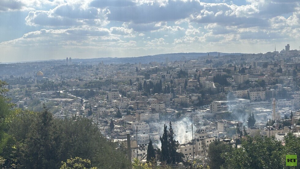 مواجهات بعد منع المصلين من دخول المسجد الأقصى للجمعة السادسة على التوالي (فيديو)