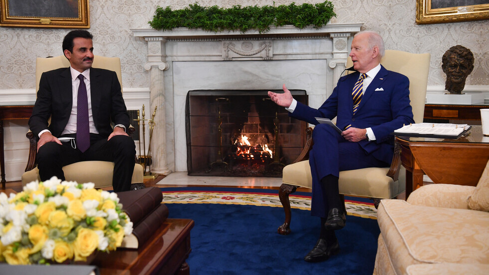 بايدن يثير مع أمير قطر الحاجة الملحة للإفراج عن كل الرهائن لدى