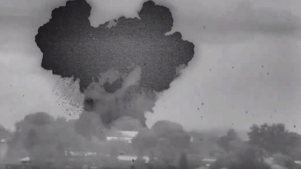 ردا على إطلاق قذائف من لبنان.. طائرات ومروحيات إسرائيلية تغير على بنى تحتية ومواقع لحزب الله (فيديو)