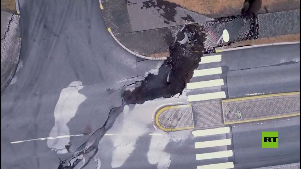 تصوير جوي يظهر آثار النشاط الزلزالي في بلدة غريندافيك الإيسلندية