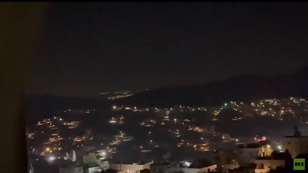 وسائل إعلام: اشتباكات عنيفة عقب اقتحام الجيش الإسرائيلي مدينة طوباس شمال شرق الضفة الغربية (فيديو)