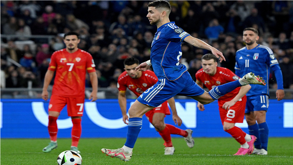 مدرب منتخب إيطاليا يفاجئ جورجينيو بعد إهداره ركلة جزاء جديدة برعونة