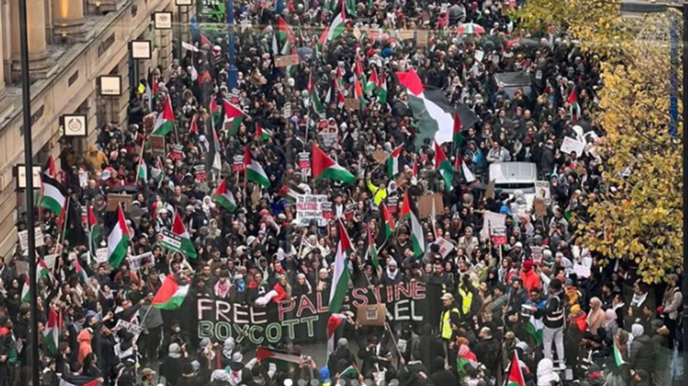 مظاهرة حاشدة في مانشستر تضامنا مع أهل غزة (فيديو)
