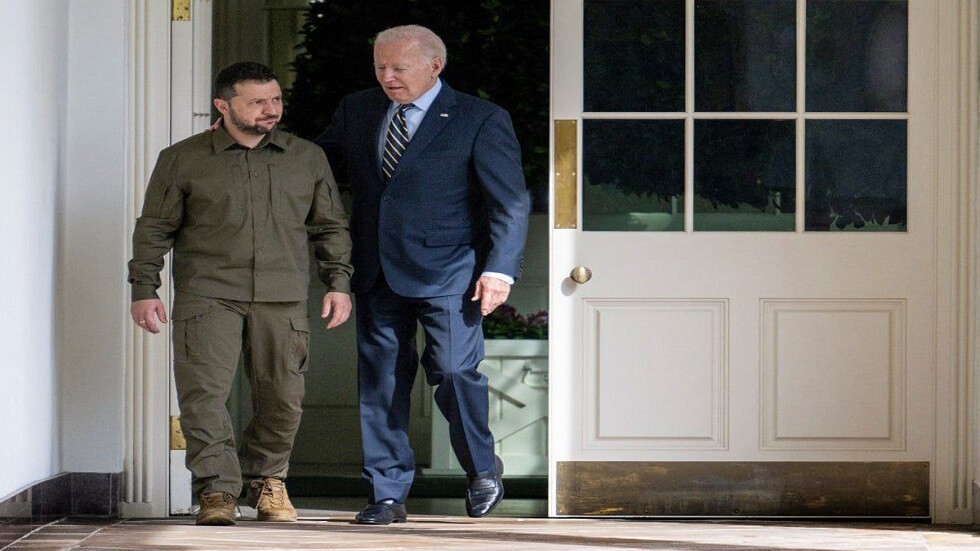 زيلينسكي يهنئ بايدن بعيد ميلاده ويتمنى له "النصر"!