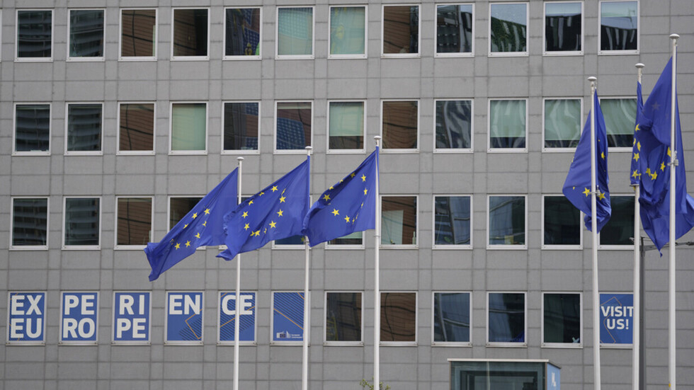 "بلومبيرغ" الخلافات بين دول الاتحاد الأوروبي قد تفشل بتقديم 20 مليار يورو كمساعدات عسكرية لأوكرانيا