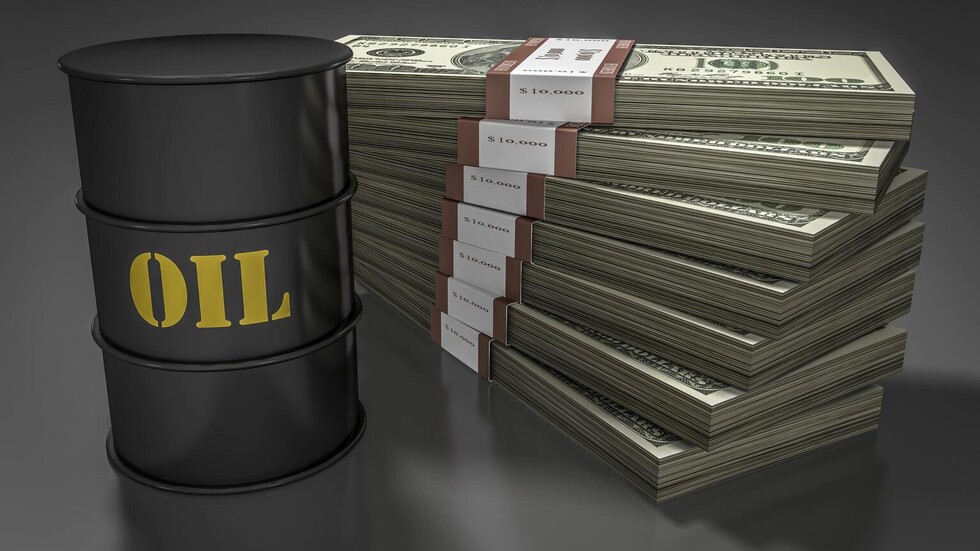 أسعار النفط تهوي بعد تأجيل اجتماع