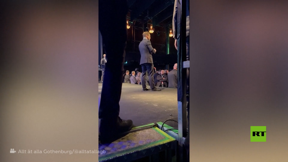 متظاهرون مؤيدون للفلسطينيين يطلقون صيحات استهجان ضد رئيس الوزراء السويدي