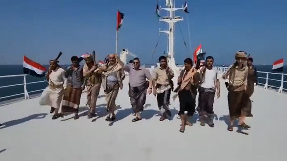 حوثيون يؤدون رقصة