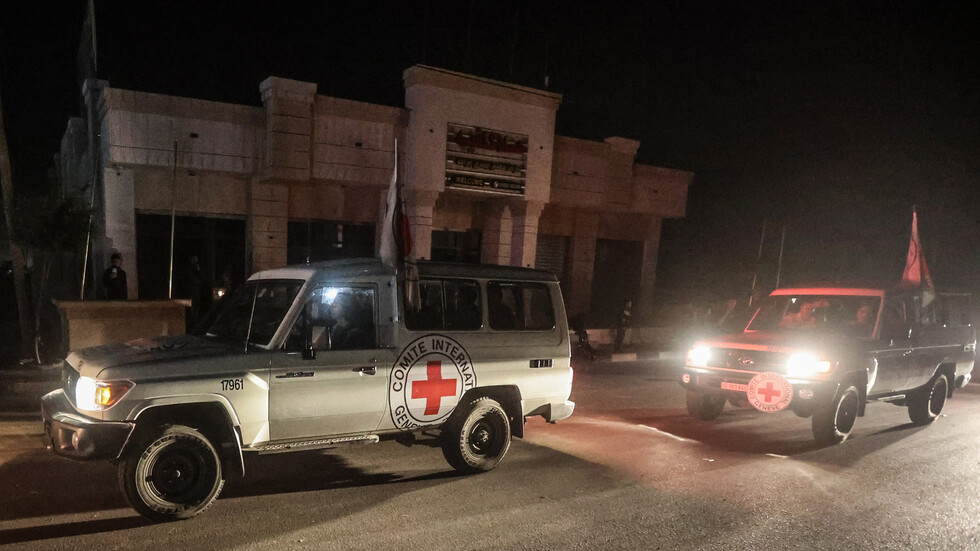 وصول حافلات الأسرى الفلسطينيين المحررين من سجن عوفر إلى بلدية بيتونيا بالضفة الغربية (فيديو)