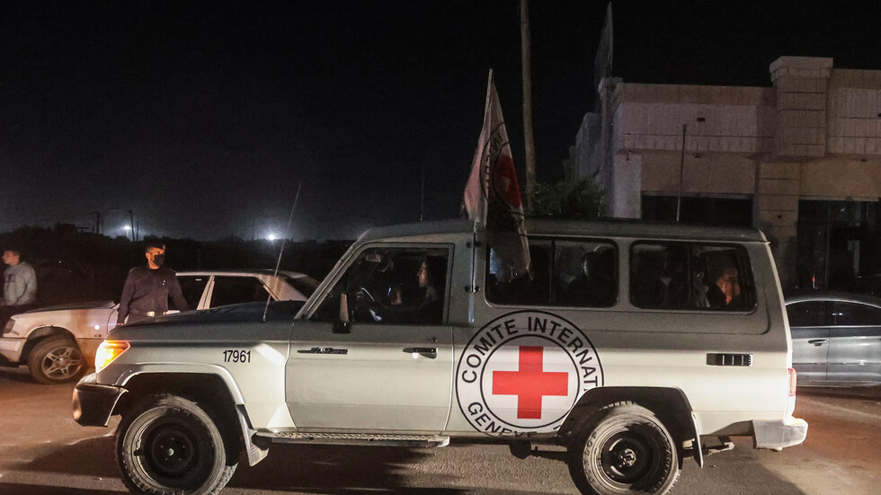 مراسلتنا: وصول الأسرى الإسرائيليين المفرج عنهم إلى قاعدة حتسريم الجوية في بئر السبع