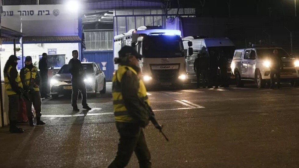 إسرائيل تتسلم قائمة بأسماء الدفعة الثانية من الأسرى المقرر الإفراج عنهم يوم السبت من قطاع غزة