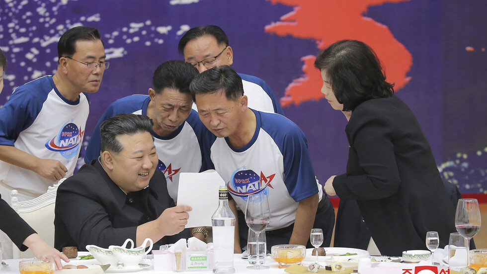 كيم جونغ أون يتفرج على صور مدن كورية جنوبية التقطها القمر الكوري الشمالي