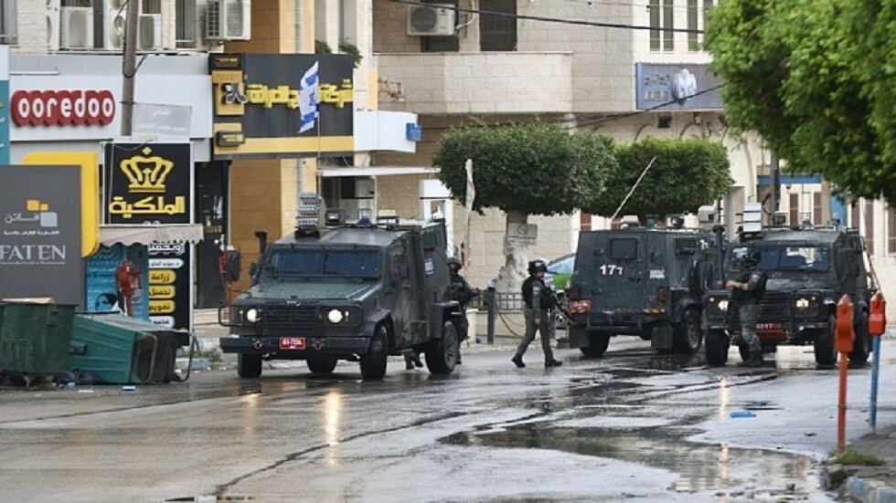 بتهمة العمالة لإسرائيل... إعدام فلسطينيين وتعليقهما على عمود للكهرباء في مخيم طولكرم (فيديو)