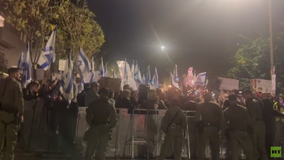 "نتنياهو هو الإرهابي"..عشرات الإسرائيليين يتظاهرون في القدس للمطالبة بإطلاق سراح كل أسراهم (فيديو)