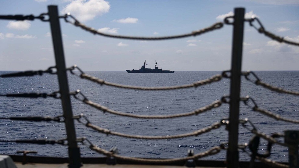 الجيش الصيني يطرد المدمرة الأمريكية 