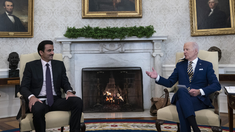 أمير قطر يتلقى اتصالا من بايدن استعرضا فيه مجريات تنفيذ الهدنة الإنسانية بين "حماس" وإسرائيل