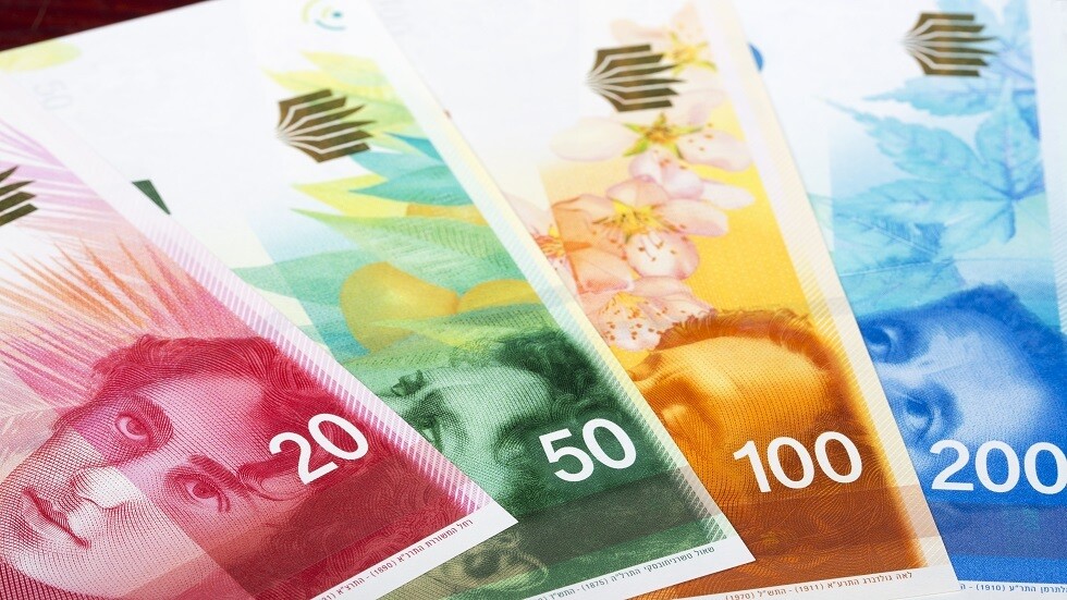 "واينت": الجيش الإسرائيلي صادر نحو 5 ملايين شيكل من قطاع غزة منذ بداية الحرب (صور)