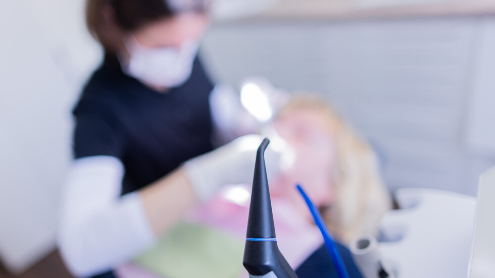 "هل ستعلمني مهنتي؟".. عامل نظافة ينتحل صفة طبيب ويخلع 4 أسنان لمريض داخل عيادة