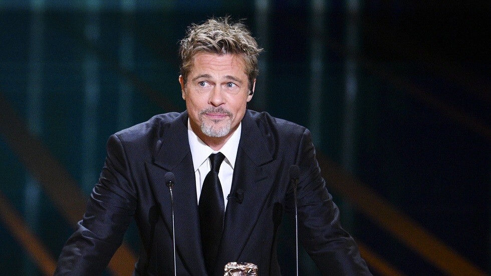 "منشور قديم" يكشف عن العلاقة بين براد بيت وابنه بالتبني