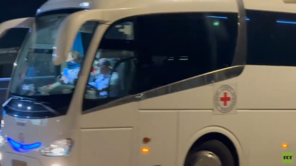 نساء وأطفال فلسطينيون مفرج عنهم ضمن اتفاق تبادل الأسرى يلتقون بعائلاتهم وسط فرحة غامرة (فيدوهات)