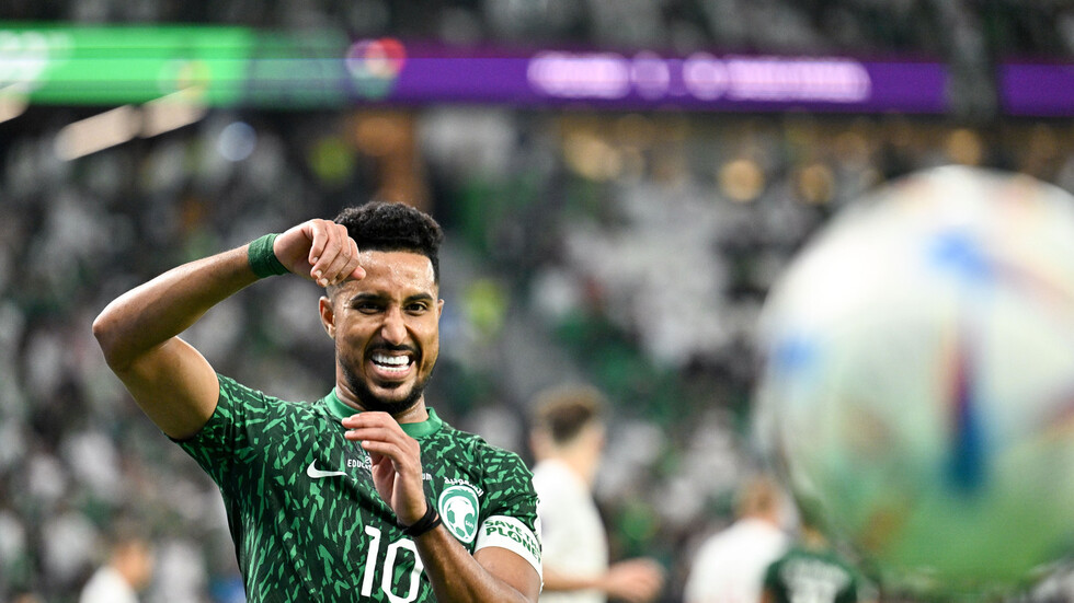 أمير سعودي يطالب بفتح تحقيق بعد اتهام الدوسري بالتهرب من منتخب بلاده
