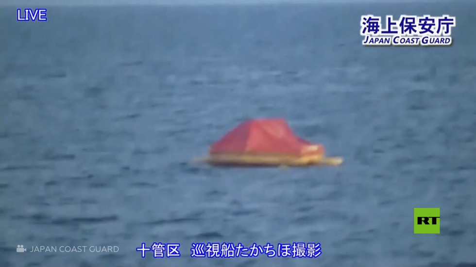 مشاهد من مكان تحطم طائرة عسكرية أمريكية قبالة اليابان