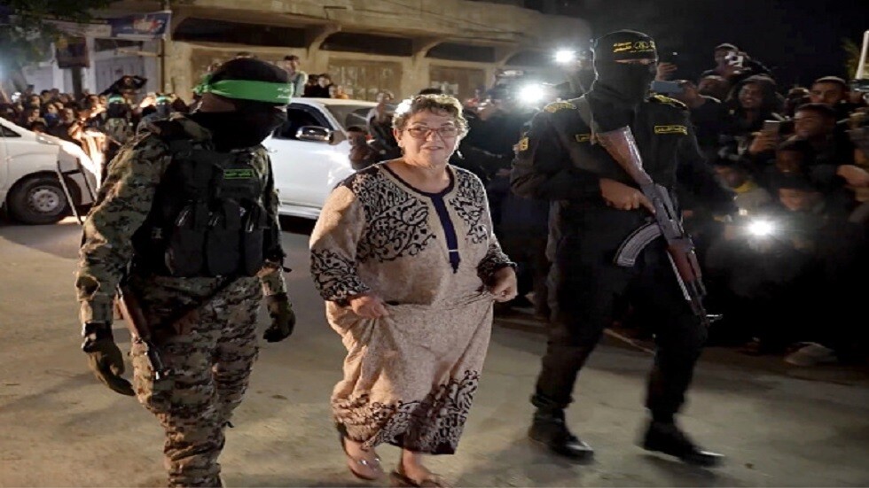 غضب في إسرائيل ومطالبة بوقف بث مشاهد الود والإنسانية خلال تسليم حماس للأسرى الإسرائيليين