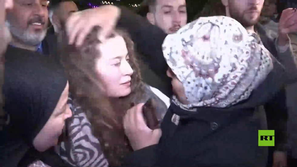 الأسيرة الفلسطينية المحررة عهد التميمي تلتقي بعائلتها في رام الله