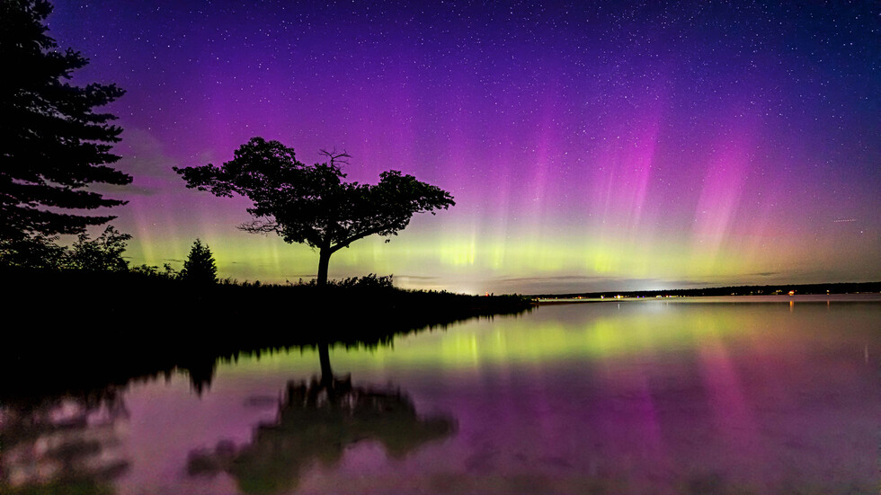 صواريخ "سبيس إكس" تحدث "ثقوبا" حمراء اللون في السماء ما يثير قلق العلماء