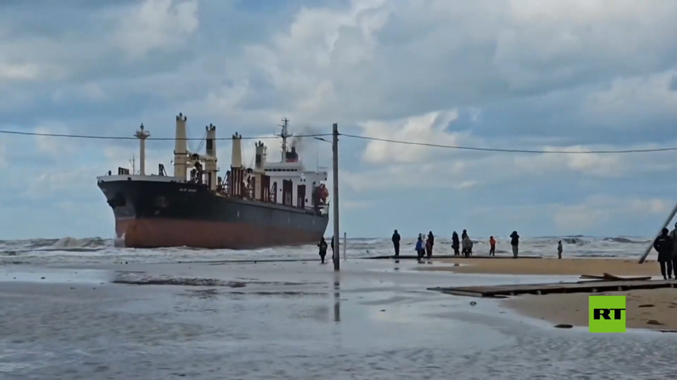 جنوح سفينة تشحن الحبوب إلى مصر