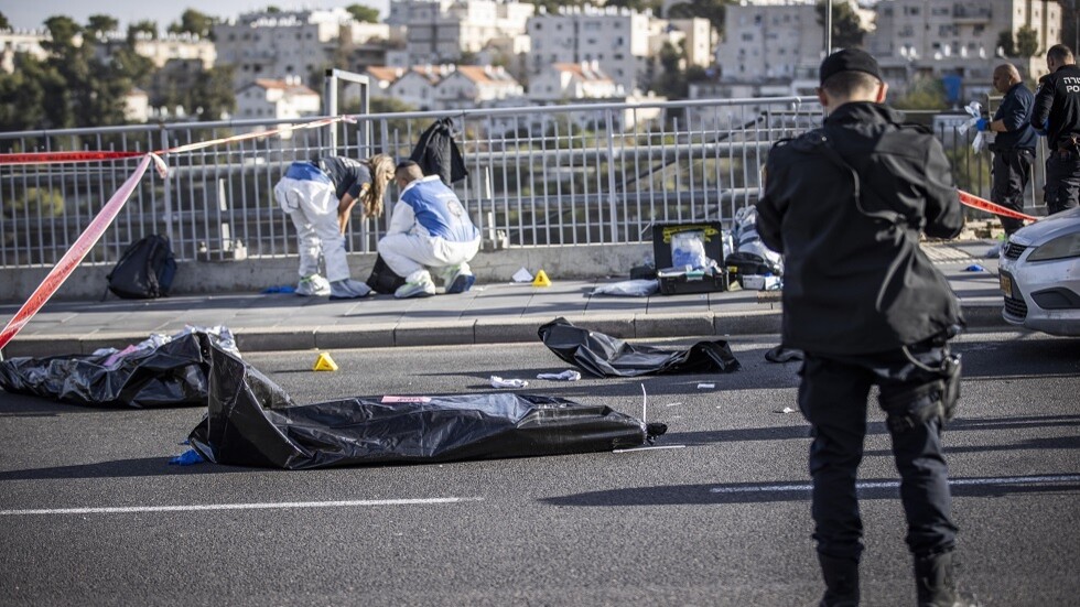 وسط حالة ارتباك.. جنود إسرائيليون يطلقون النار على إسرائيلي شارك في قتل منفذي عملية القدس (فيديو)