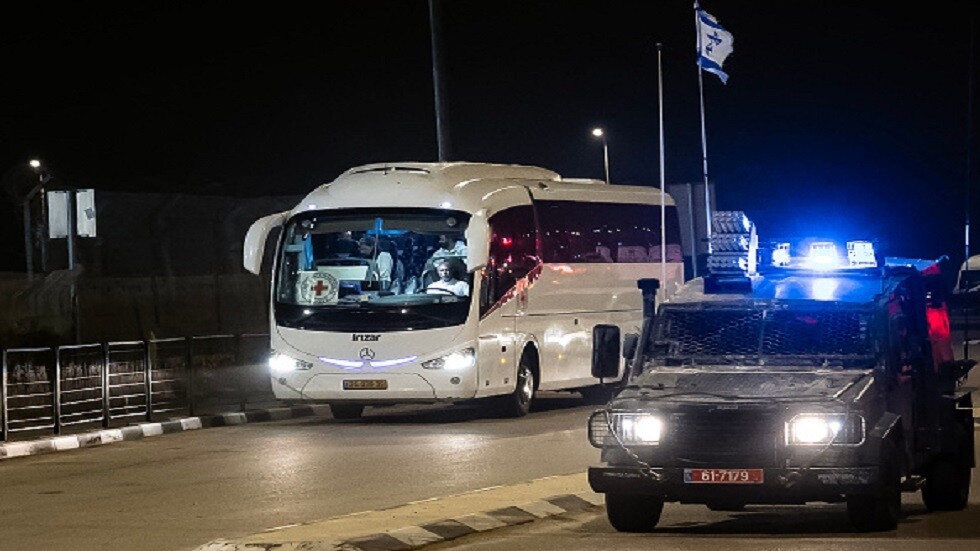 إسرائيل تفرج عند 30 فلسطينيا في إطار الدفعة السابعة من اتفاق التبادل بينهم 8 سيدات من مدن الداخل