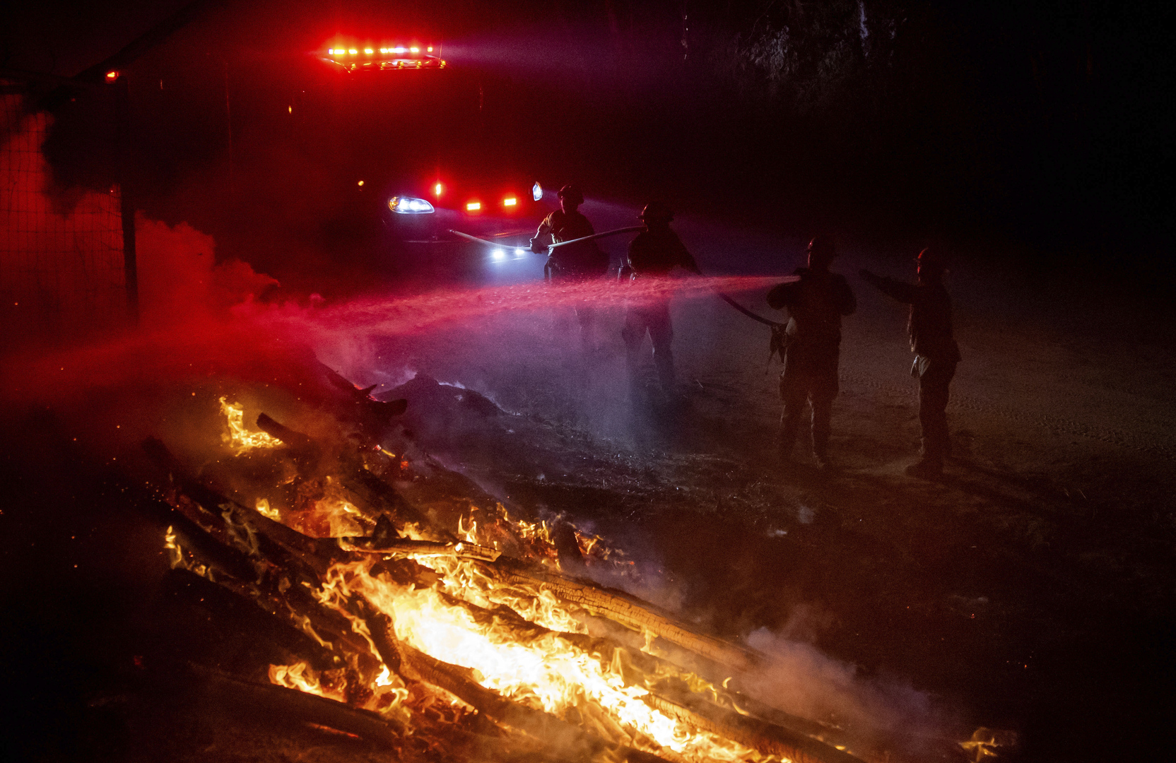 حريق ضخم يهدد آلاف السكان في جنوب كاليفورنيا الأمريكية