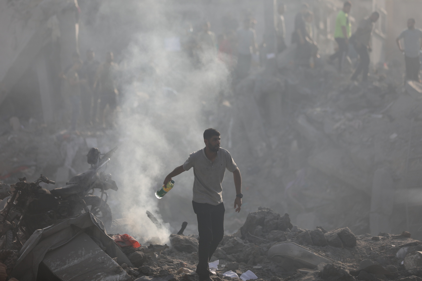 مراسلنا: مقتل عشرات الفلسطينيين اليوم بغارات إسرائيلية مركزة بوسط قطاع غزة وجنوبه