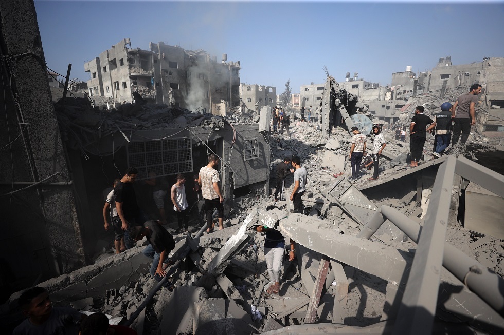 مراسل RT في غزة: نجوت من الموت بأعجوبة من قصف إسرائيلي استهدف بوابة مجمع الشفاء الطبي بشكل مباشر