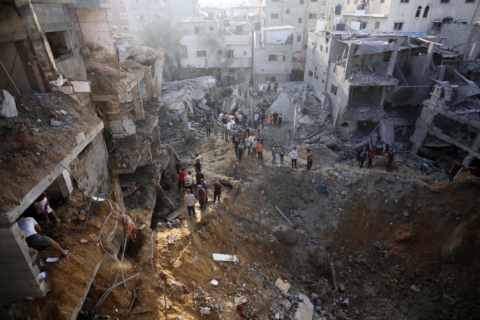 مراسلنا: 12 قتيلا من أسرة واحدة بقصف الطيران الإسرائيلي منزلها بمخيم النصيرات
