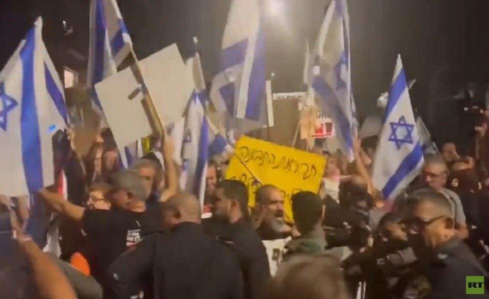 تظاهرة في القدس لأهالي الأسرى تطالب نتنياهو بتسليم نفسه وعائلته لحماس (فيديو)