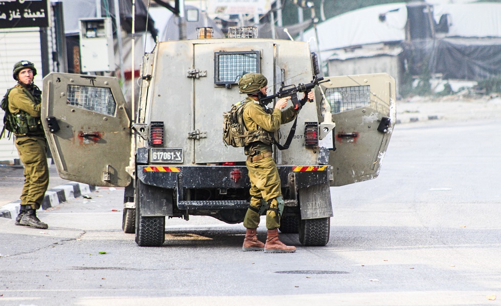 إصابة فلسطيني وتعرض العشرات لحالات اختناق خلال مواجهات مع القوات الإسرائيلية في الضفة الغربية