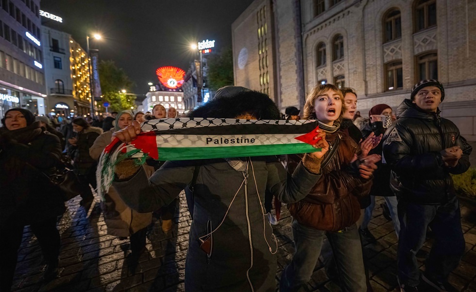 إنشاد النشيد الوطني الفلسطيني باللغة النرويجية في تظاهرة مساندة لغزة في العاصمة أوسلو (فيديو)