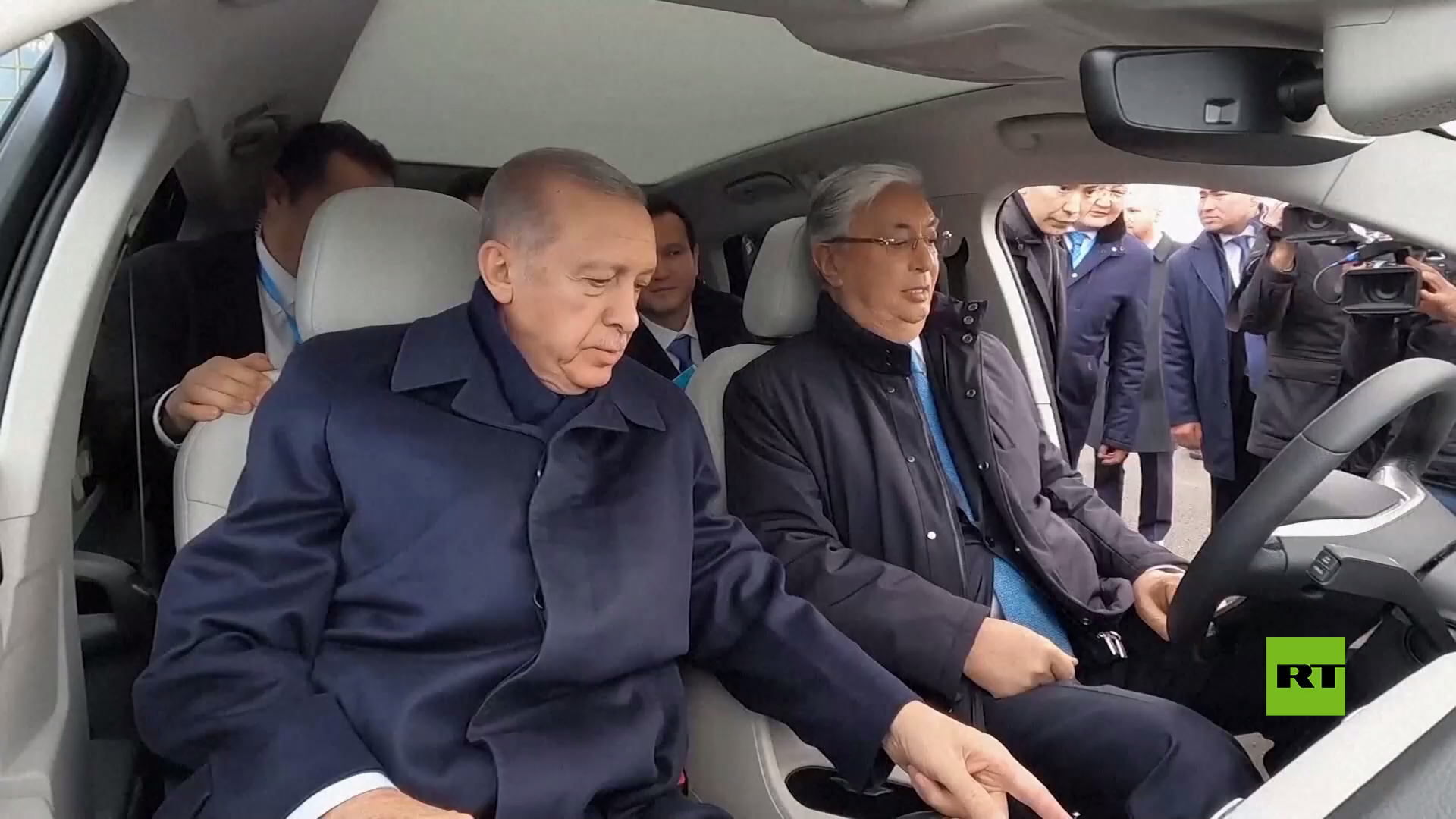 شاهد بالفيديو.. أردوغان يهدي نظيره الكازاخستاني سيارة كهربائية تركية الصنع