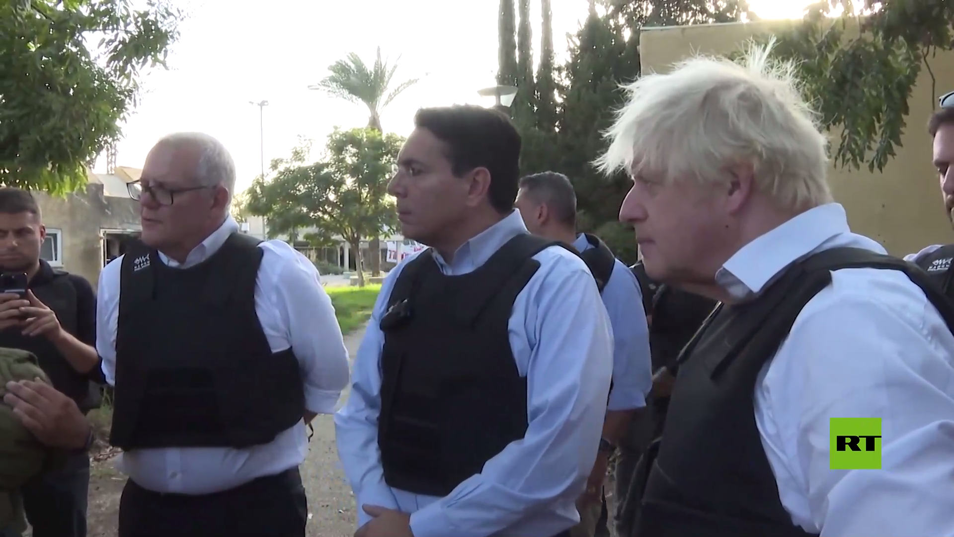 بالفيديو.. بوريس جونسون ورئيس وزراء أستراليا السابق يزوران كيبوتسا تعرض لهجوم حماس