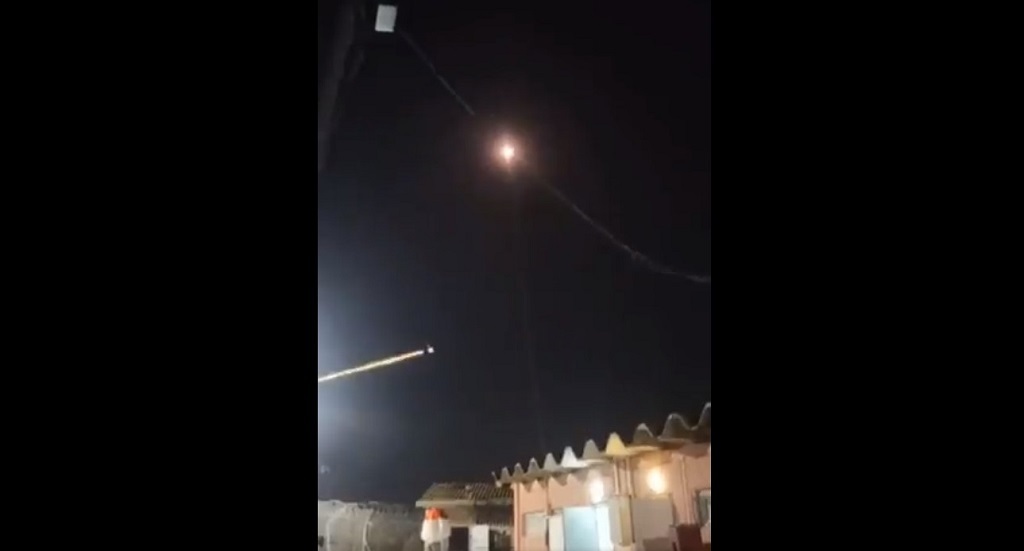 نيران صديقة.. أحد صواريخ القبة الحديدية يفشل في اعتراض صواريخ من غزة ويسقط في تل أبيب (فيديو)