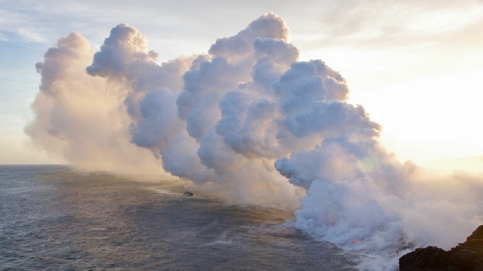 ثوران بركان تحت الماء يؤدي إلى ظهور "جزيرة جديدة"