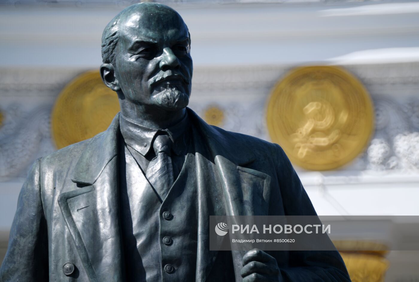 رئيس لجنة الشؤون المدنية في روسيا يقترح دفن جثة لينين
