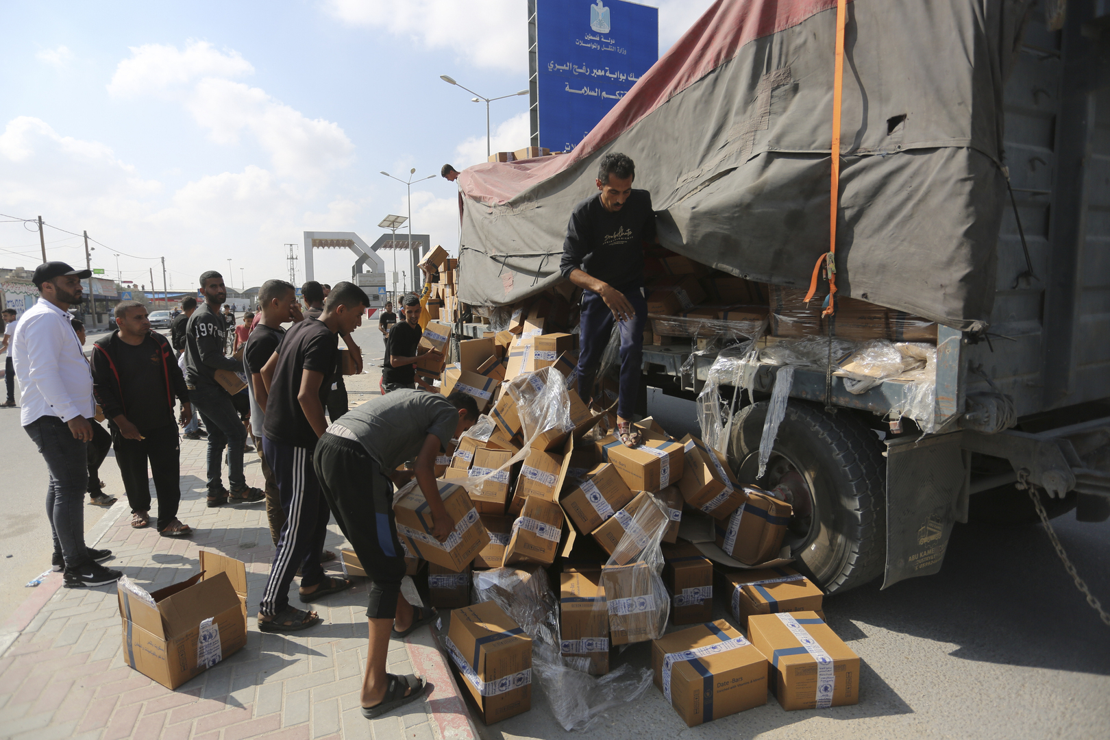 الهلال الأحمر الفلسطيني: دخول 106 شاحنات بالمساعدات لقطاع غزة الأربعاء