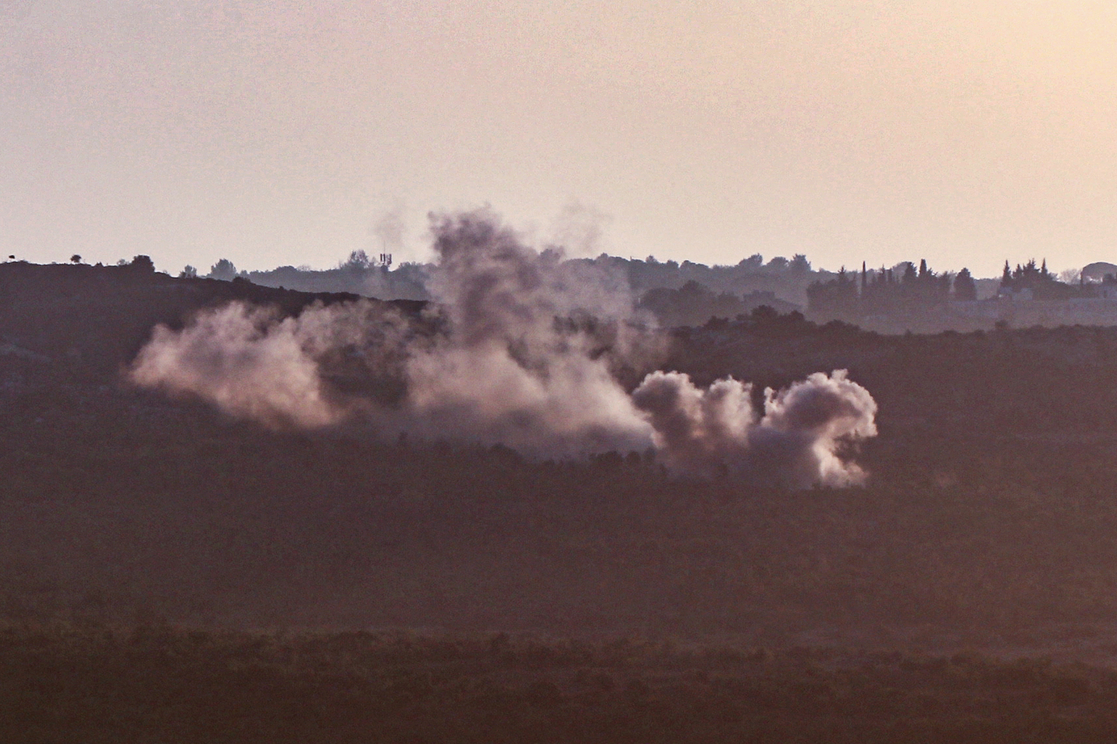 الجيش الإسرائيلي يشن سلسلة كبيرة من الغارات على بلدات في جنوب لبنان (فيديوهات)