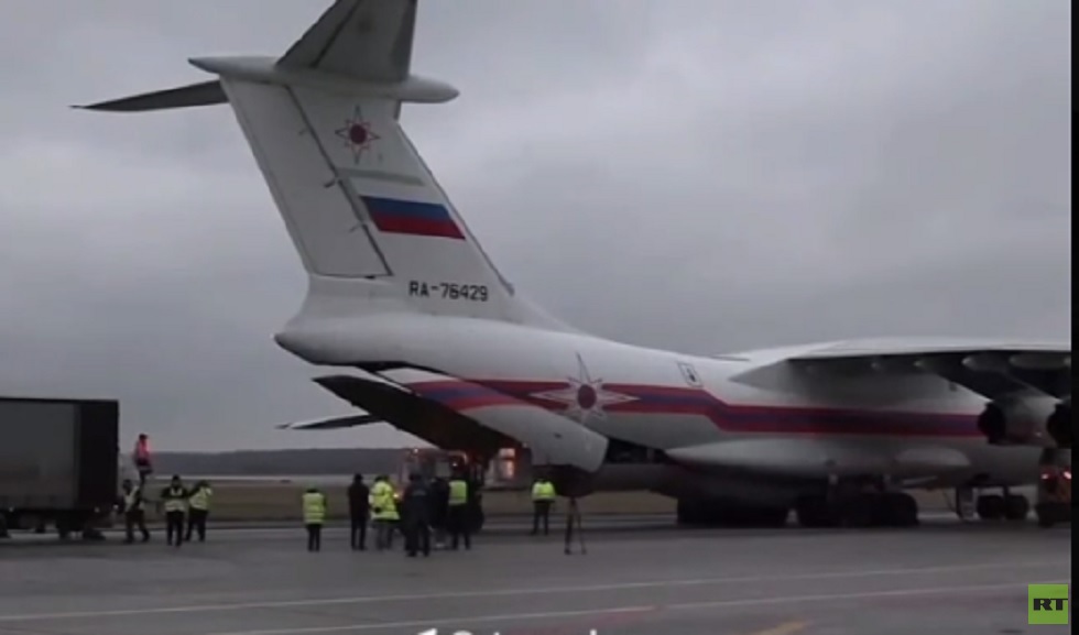 وصول طائرة روسية تحمل 25 طنا من المساعدات الروسية لقطاع غزة إلى مصر (فيديو)