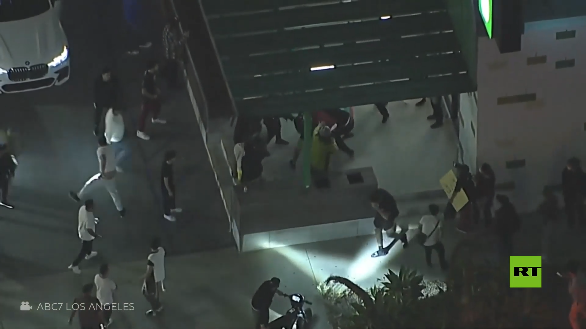 مشاجرة عنيفة بين مؤيدي فلسطين وإسرائيل خارج متحف التسامح في لوس أنجلوس