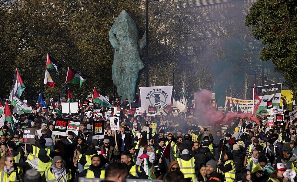 تظاهرات حاشدة ومئات الآلاف يهتفون تأييدا لفلسطين في العاصمة البريطانية لندن (فيديو+ صور)